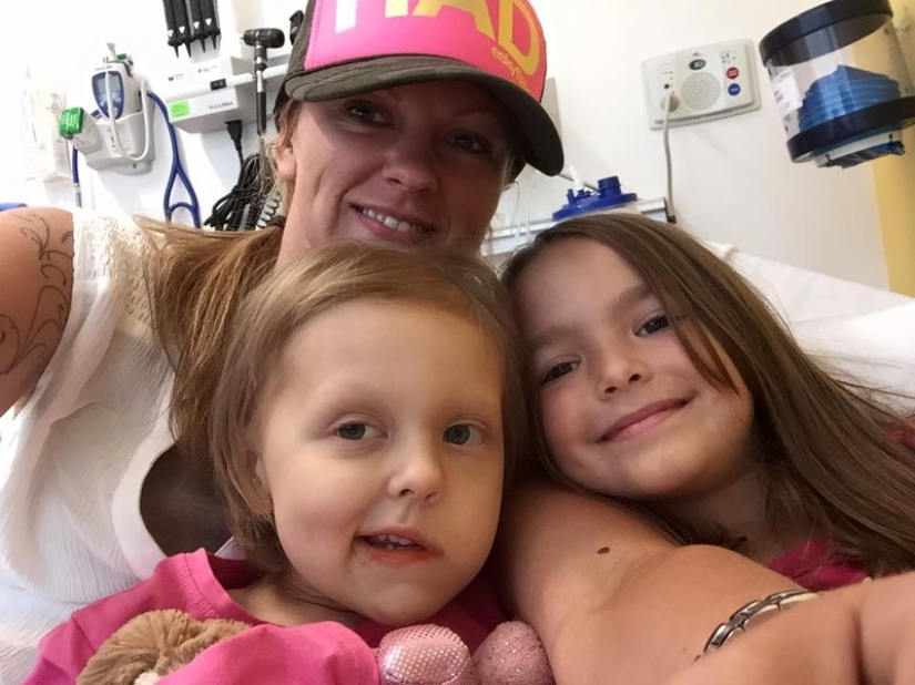 Sabiendo que este es el último cumpleaños de su hija, sus padres organizaron una gran celebración para ella Sabiendo que este es el último cumpleaños de su hija, sus padres organizaron una gran celebración para ella