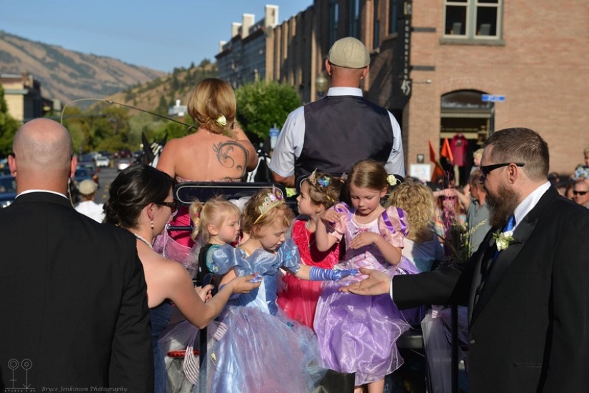 Sabiendo que este es el último cumpleaños de su hija, sus padres organizaron una gran celebración para ella Sabiendo que este es el último cumpleaños de su hija, sus padres organizaron una gran celebración para ella
