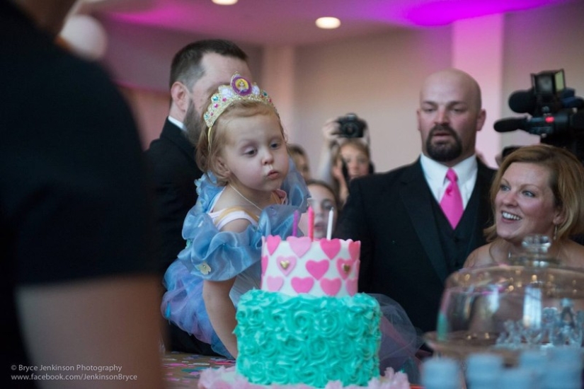 Sabiendo que este es el último cumpleaños de su hija, sus padres organizaron una gran celebración para ella Sabiendo que este es el último cumpleaños de su hija, sus padres organizaron una gran celebración para ella