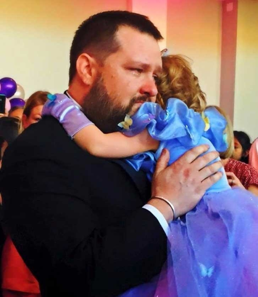 Sabiendo que este es el último cumpleaños de su hija, sus padres organizaron una gran celebración para ella Sabiendo que este es el último cumpleaños de su hija, sus padres organizaron una gran celebración para ella