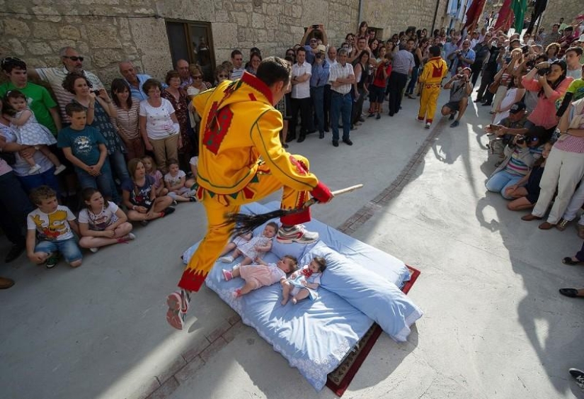 Saltos de limpieza del diablo a través de los bebés Saltos de limpieza del diablo a través de los bebés