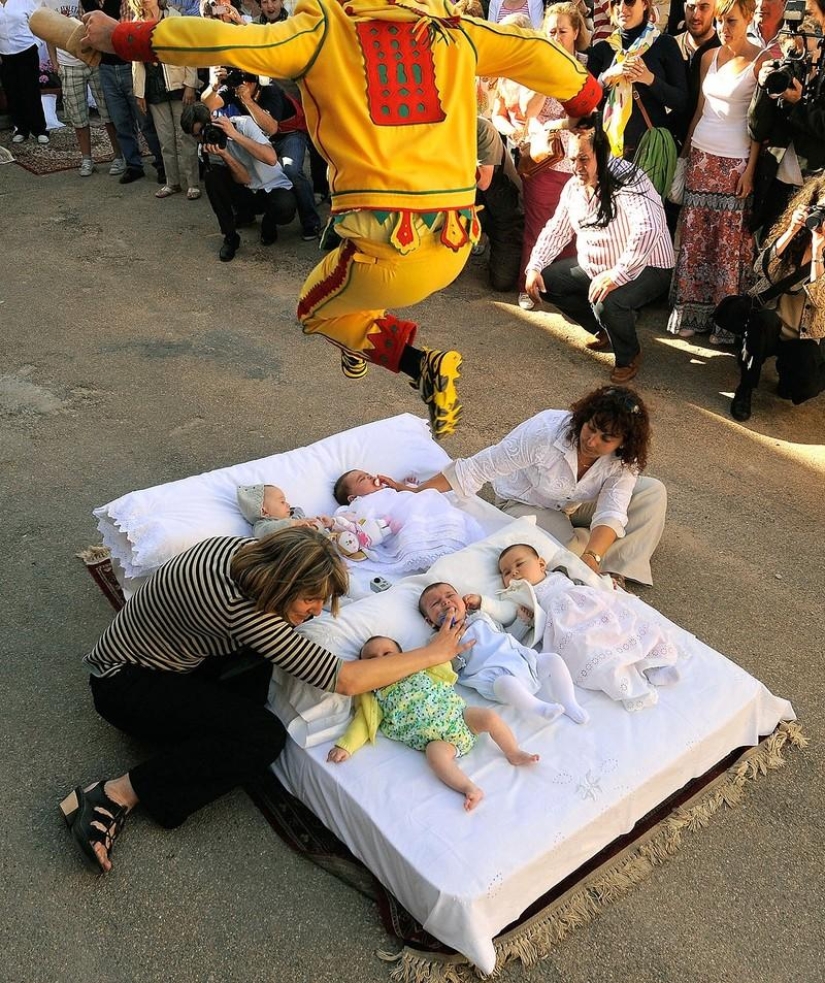 Saltos de limpieza del diablo a través de los bebés Saltos de limpieza del diablo a través de los bebés