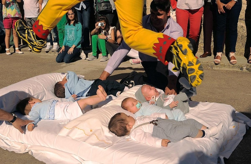 Saltos de limpieza del diablo a través de los bebés Saltos de limpieza del diablo a través de los bebés