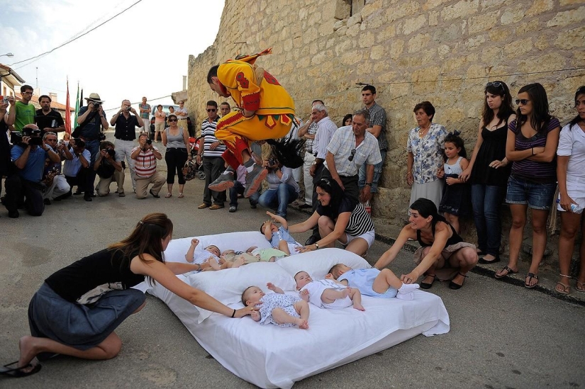 Saltos de limpieza del diablo a través de los bebés Saltos de limpieza del diablo a través de los bebés