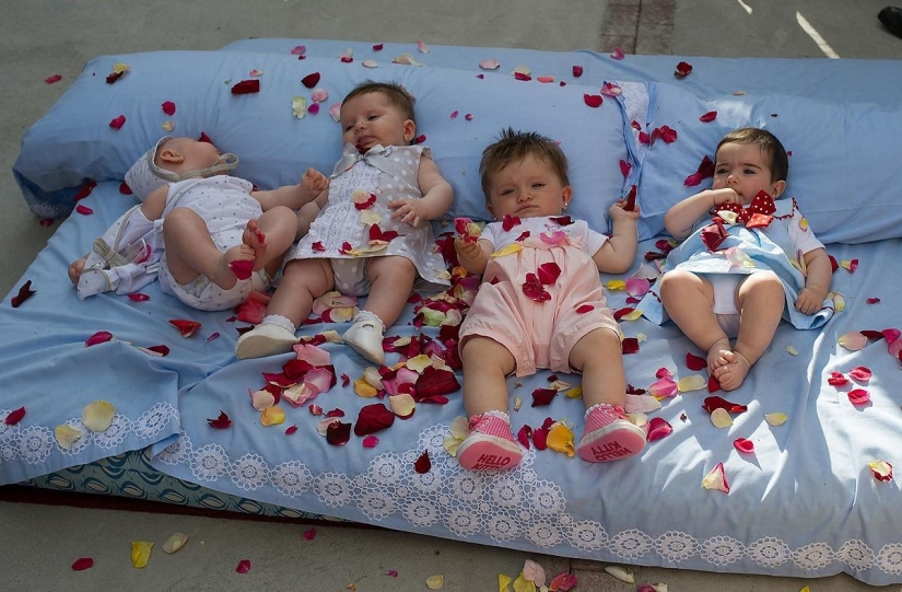 Saltos de limpieza del diablo a través de los bebés Saltos de limpieza del diablo a través de los bebés