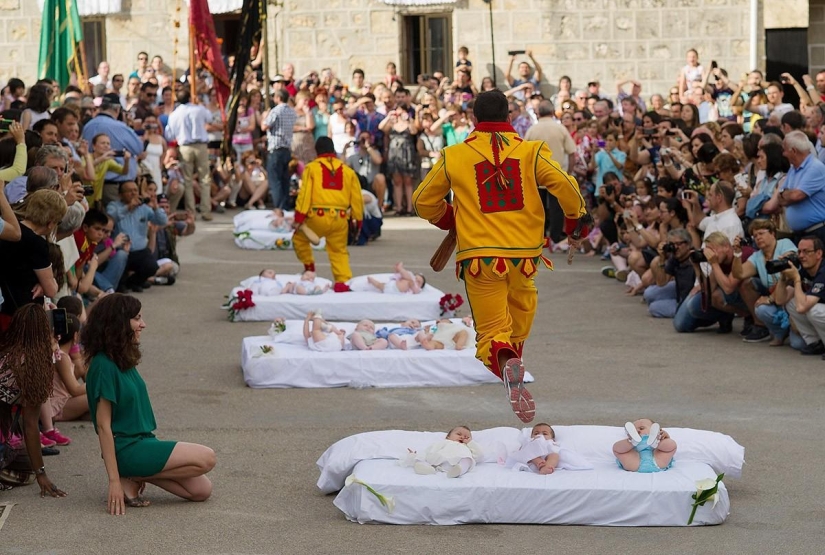 Saltos de limpieza del diablo a través de los bebés Saltos de limpieza del diablo a través de los bebés