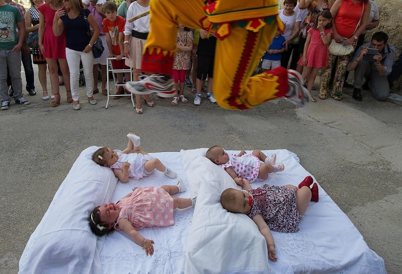 Saltos de limpieza del diablo a través de los bebés Saltos de limpieza del diablo a través de los bebés