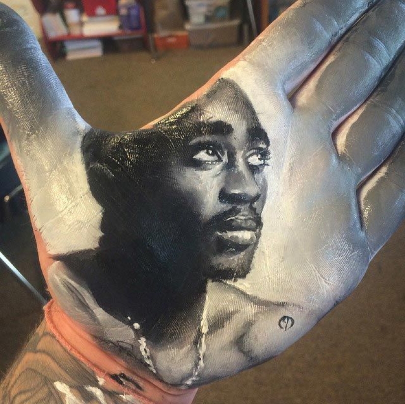 School teacher draws breathtakingly realistic portraits on the palms of his hands and uses them as a stamp