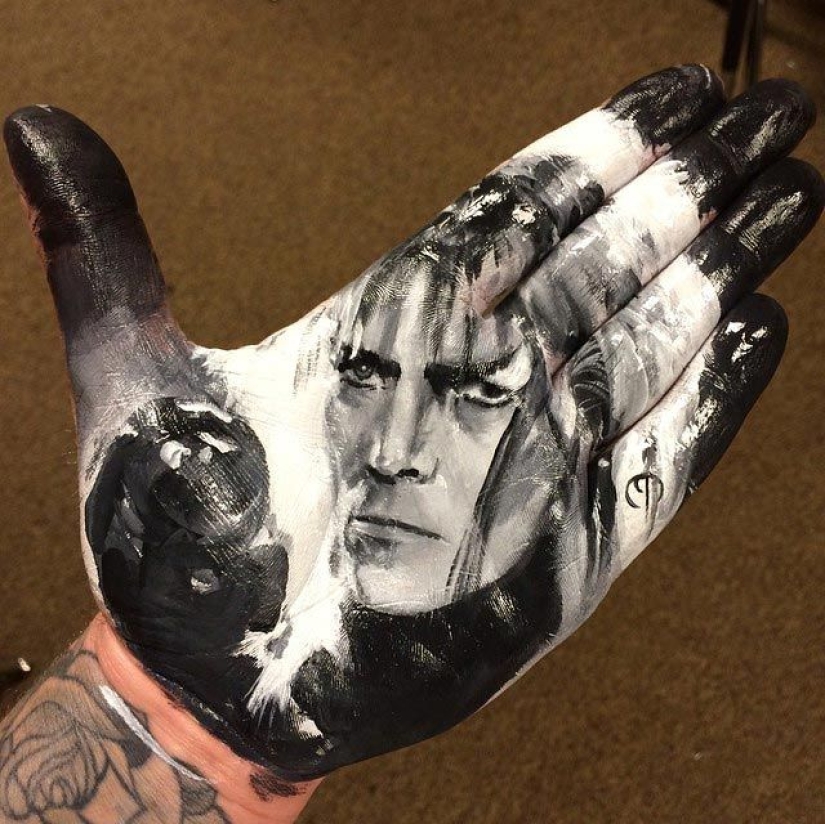 School teacher draws breathtakingly realistic portraits on the palms of his hands and uses them as a stamp
