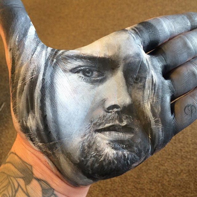 School teacher draws breathtakingly realistic portraits on the palms of his hands and uses them as a stamp