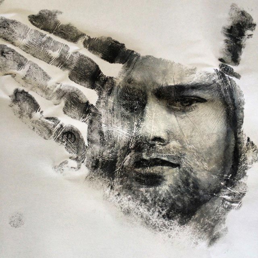 School teacher draws breathtakingly realistic portraits on the palms of his hands and uses them as a stamp