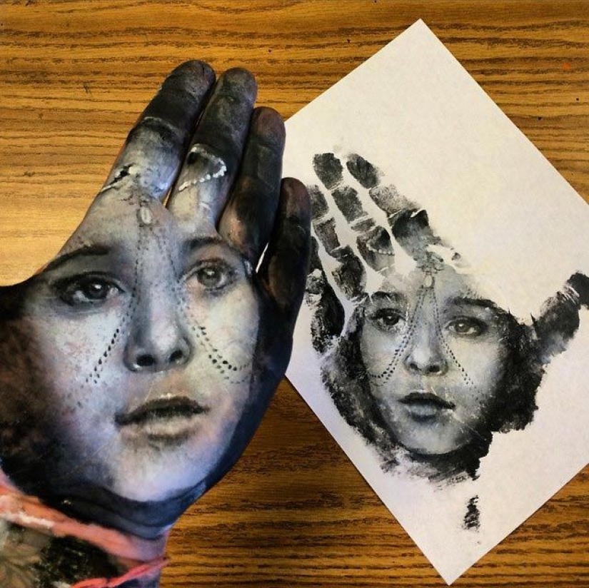 School teacher draws breathtakingly realistic portraits on the palms of his hands and uses them as a stamp
