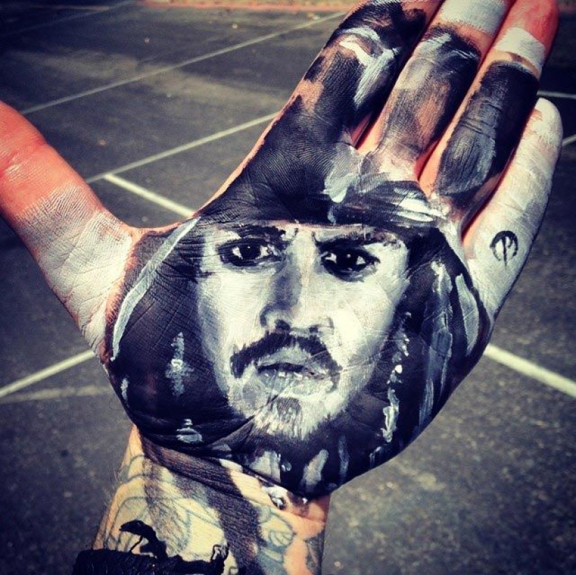 School teacher draws breathtakingly realistic portraits on the palms of his hands and uses them as a stamp