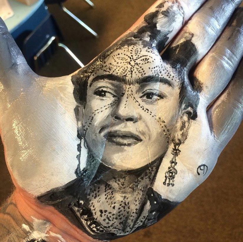 School teacher draws breathtakingly realistic portraits on the palms of his hands and uses them as a stamp