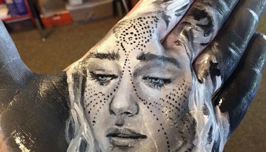 School teacher draws breathtakingly realistic portraits on the palms of his hands and uses them as a stamp School teacher draws breathtakingly realistic portraits on the palms of his hands and uses them as a stamp