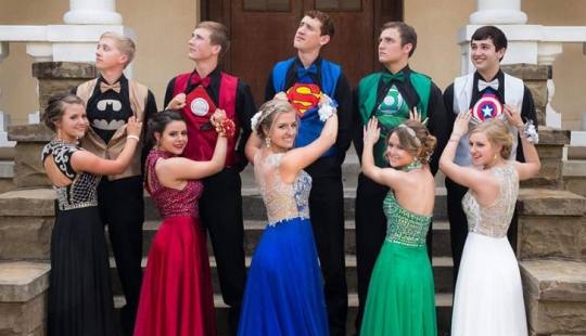 Schoolchildren from Arkansas staged a super graduation for themselves Schoolchildren from Arkansas staged a super graduation for themselves