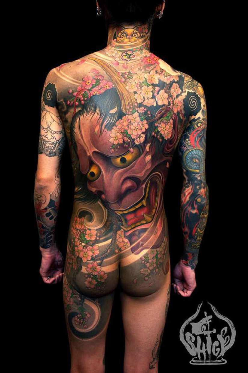 Shige es un tatuador japonés de cuerpo completo.
