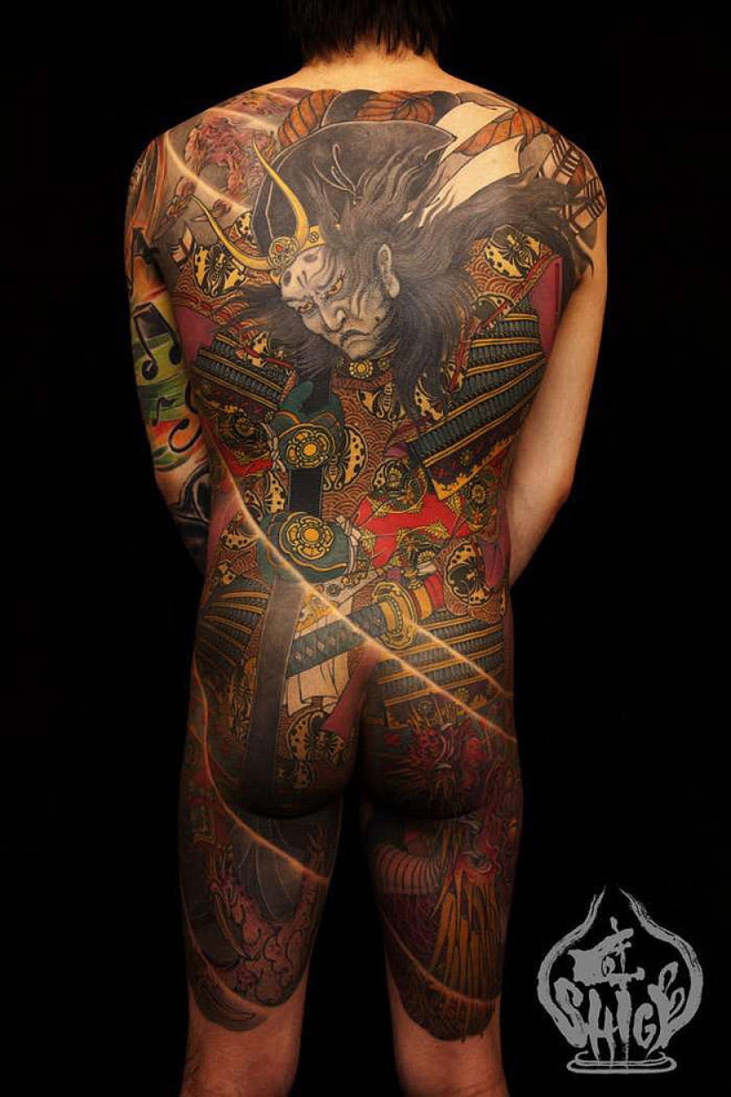 Shige es un tatuador japonés de cuerpo completo.