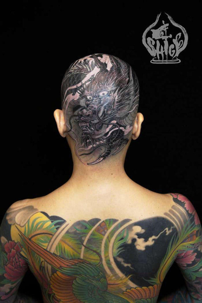 Shige es un tatuador japonés de cuerpo completo.