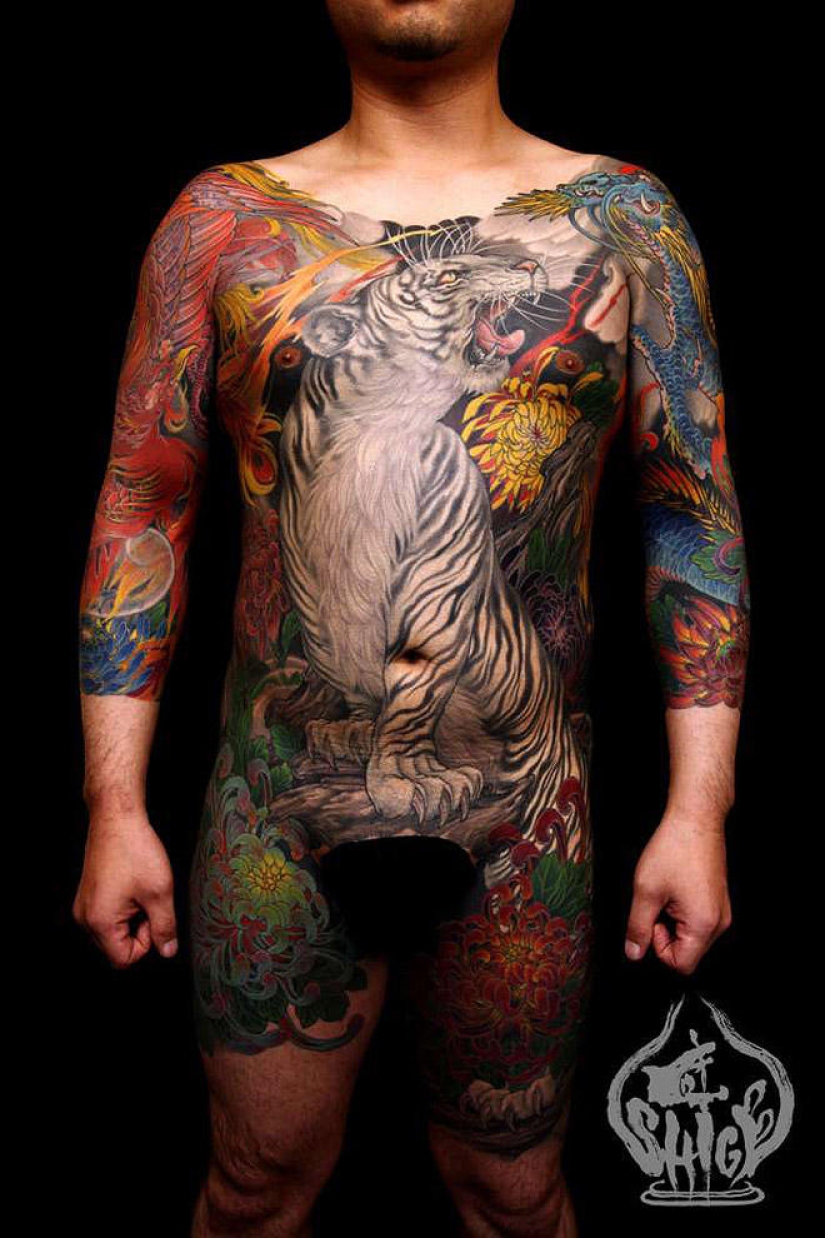 Shige es un tatuador japonés de cuerpo completo.