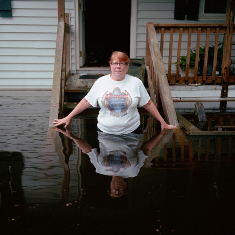 Shocking photos of people in flooded houses