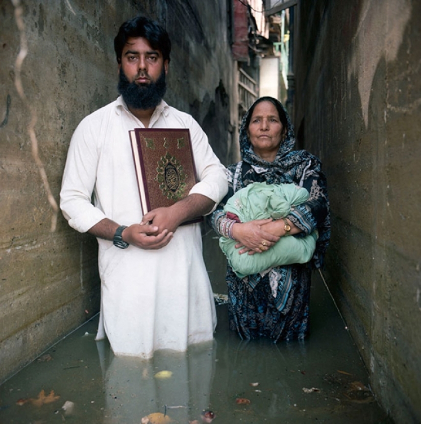 Shocking photos of people in flooded houses