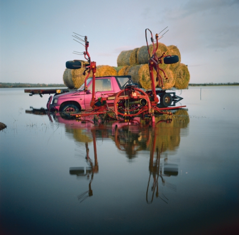 Shocking photos of people in flooded houses