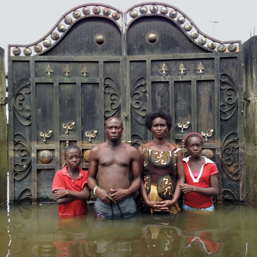 Shocking photos of people in flooded houses