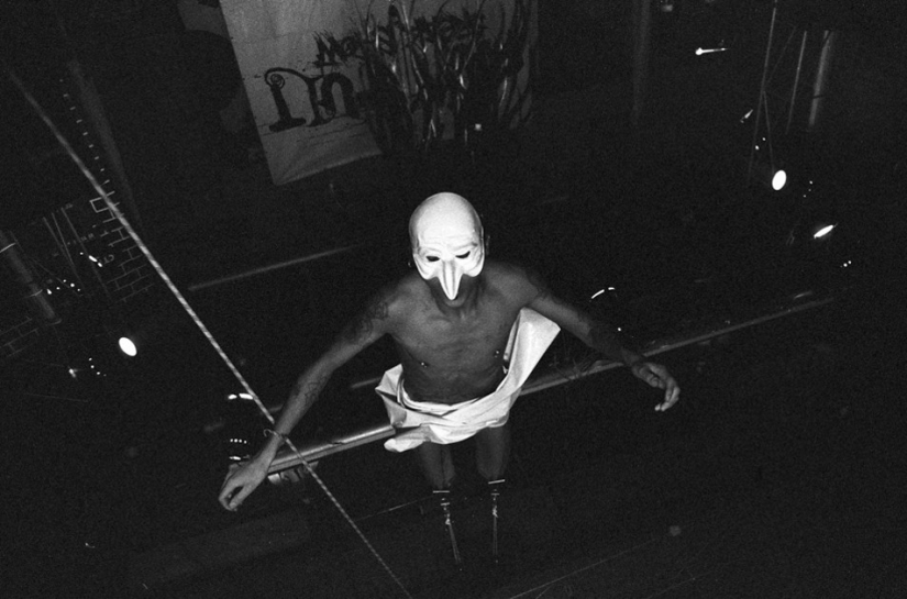 Shocking photos: On hooks Shocking photos: On hooks