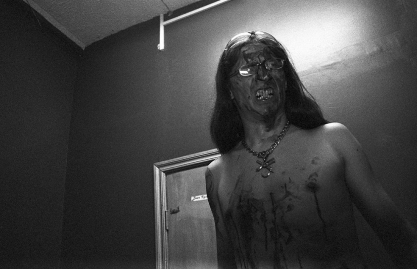 Shocking photos: On hooks Shocking photos: On hooks