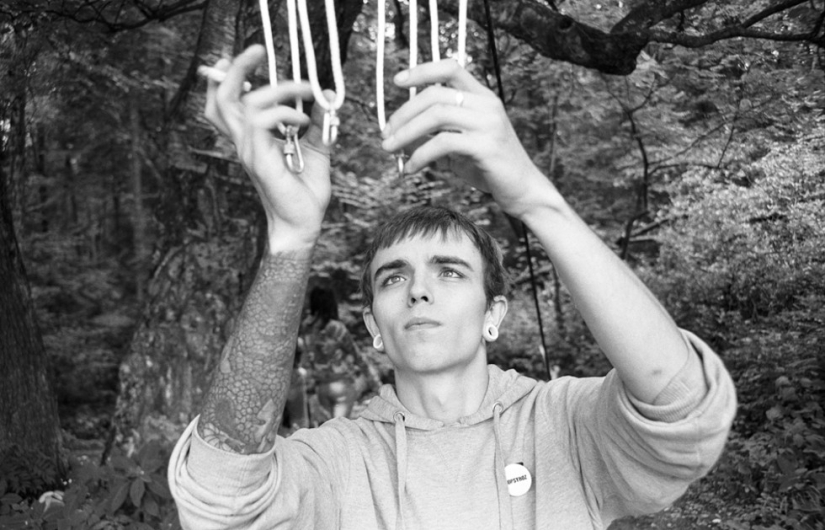 Shocking photos: On hooks Shocking photos: On hooks