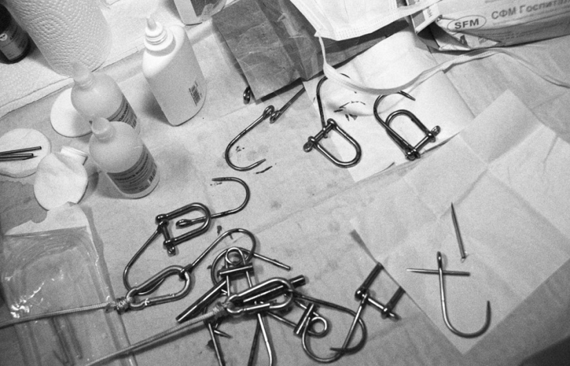 Shocking photos: On hooks Shocking photos: On hooks