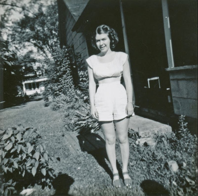 Shorts with a cropped top: the favorite summer outfit of young American women of the 40s