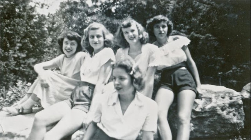 Shorts with a cropped top: the favorite summer outfit of young American women of the 40s