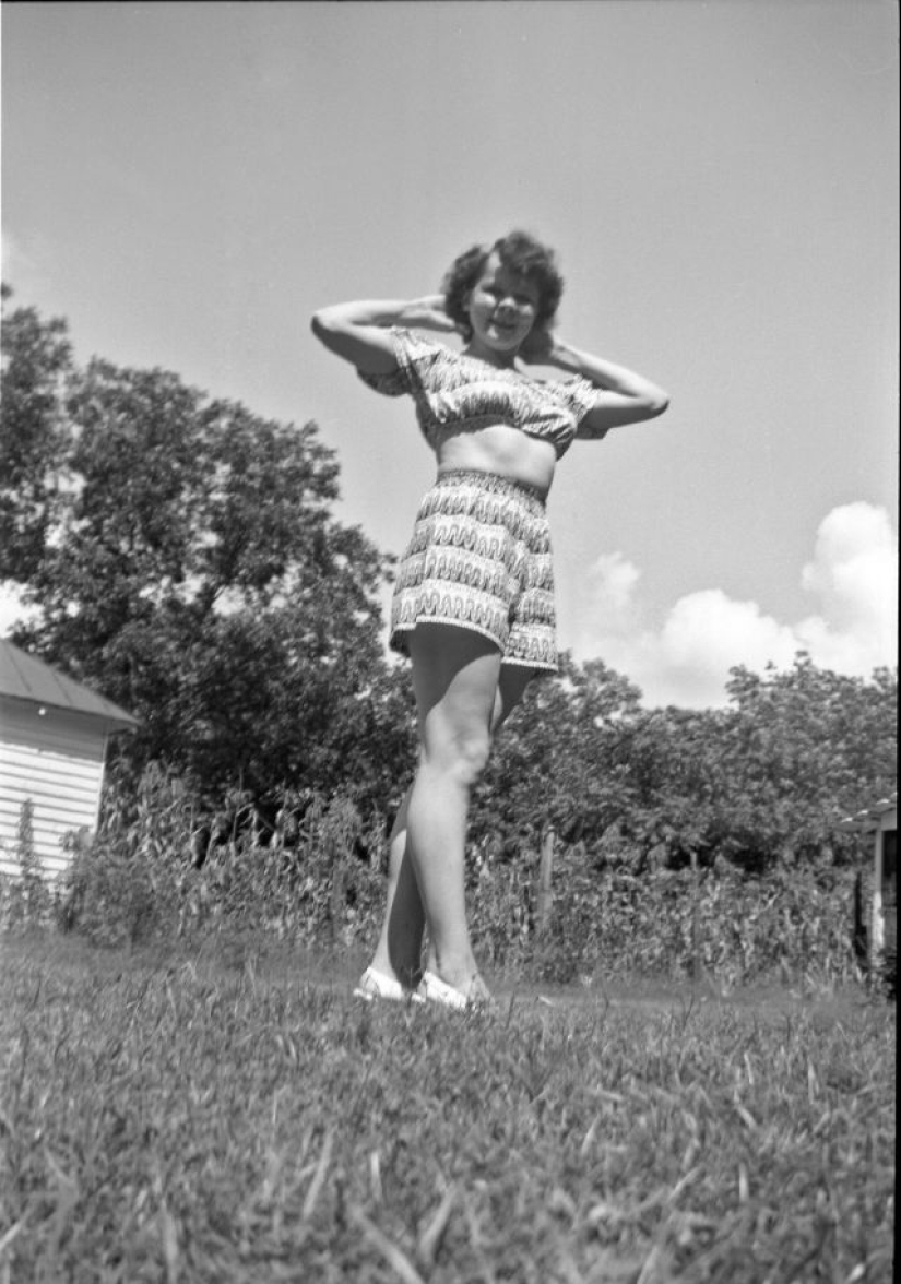 Shorts with a cropped top: the favorite summer outfit of young American women of the 40s