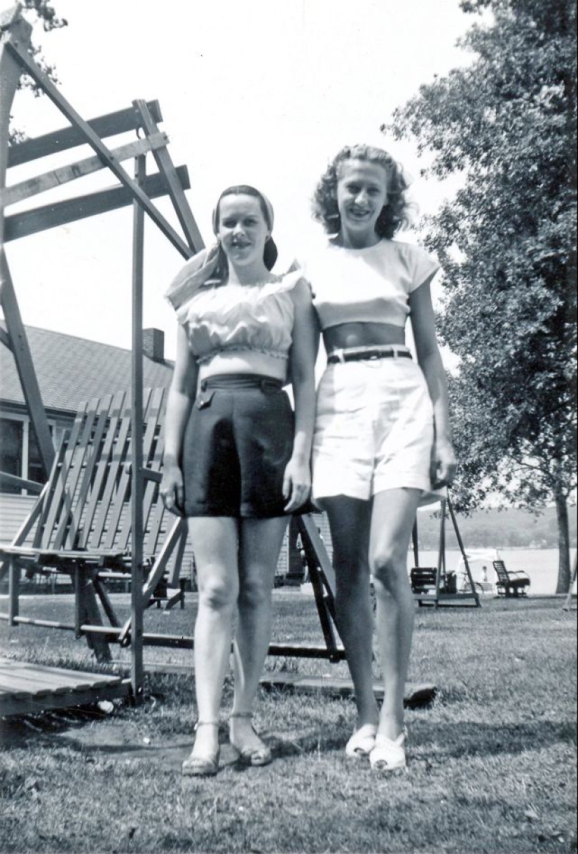 Shorts with a cropped top: the favorite summer outfit of young American women of the 40s