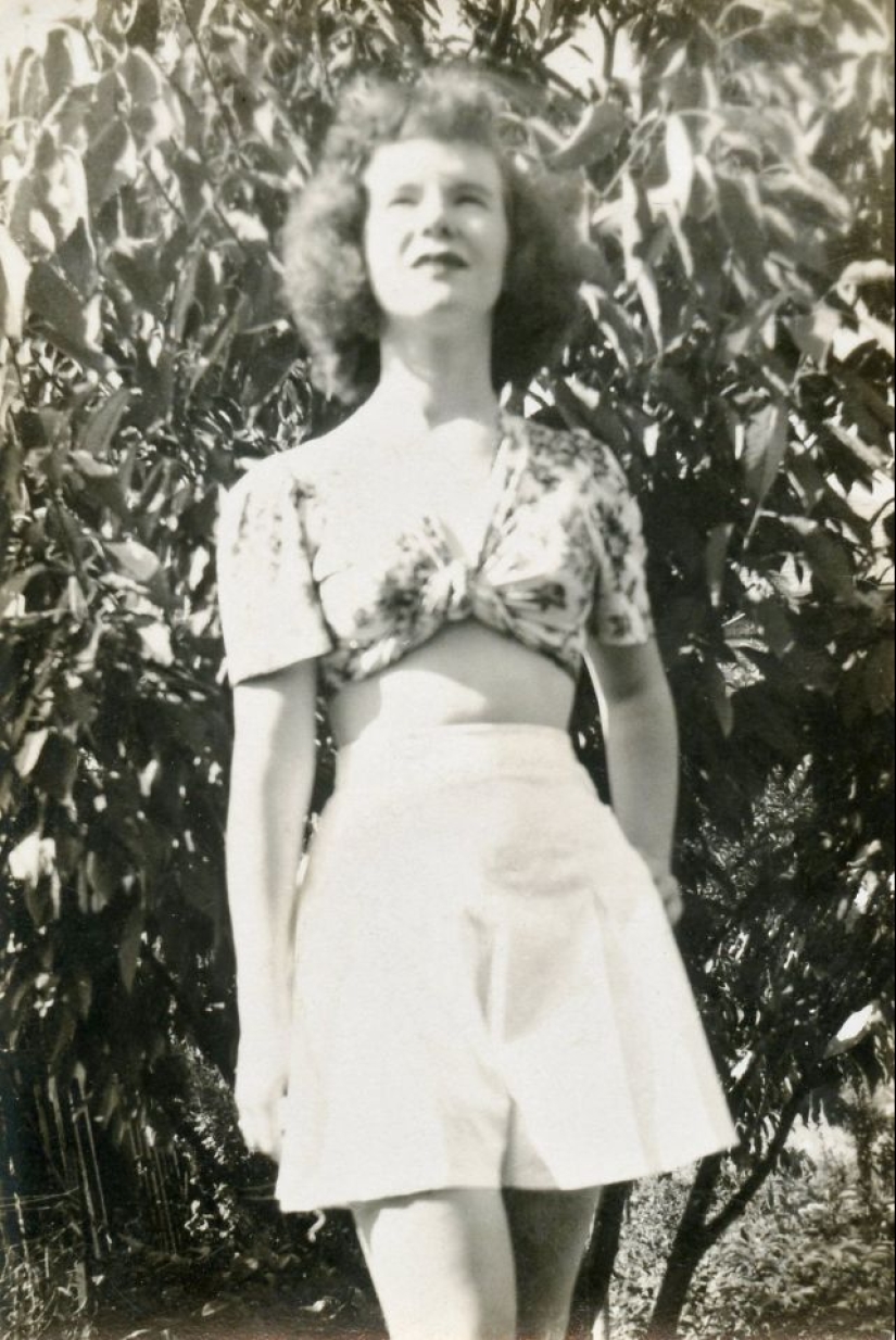 Shorts with a cropped top: the favorite summer outfit of young American women of the 40s