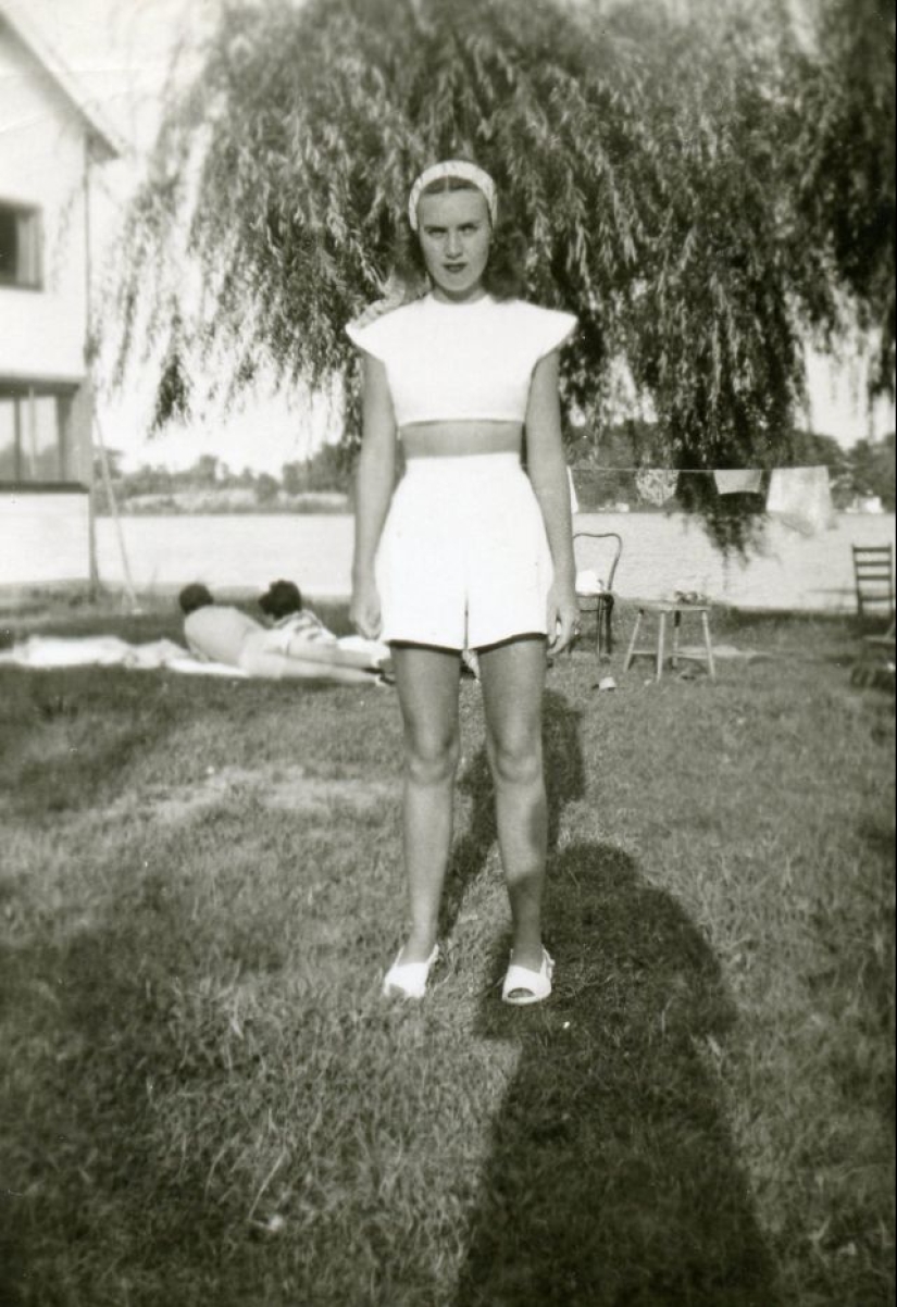Shorts with a cropped top: the favorite summer outfit of young American women of the 40s