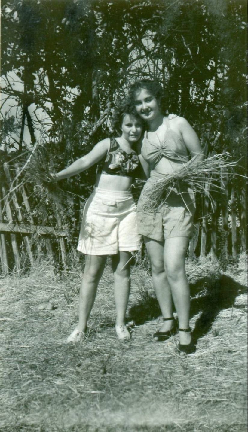Shorts with a cropped top: the favorite summer outfit of young American women of the 40s