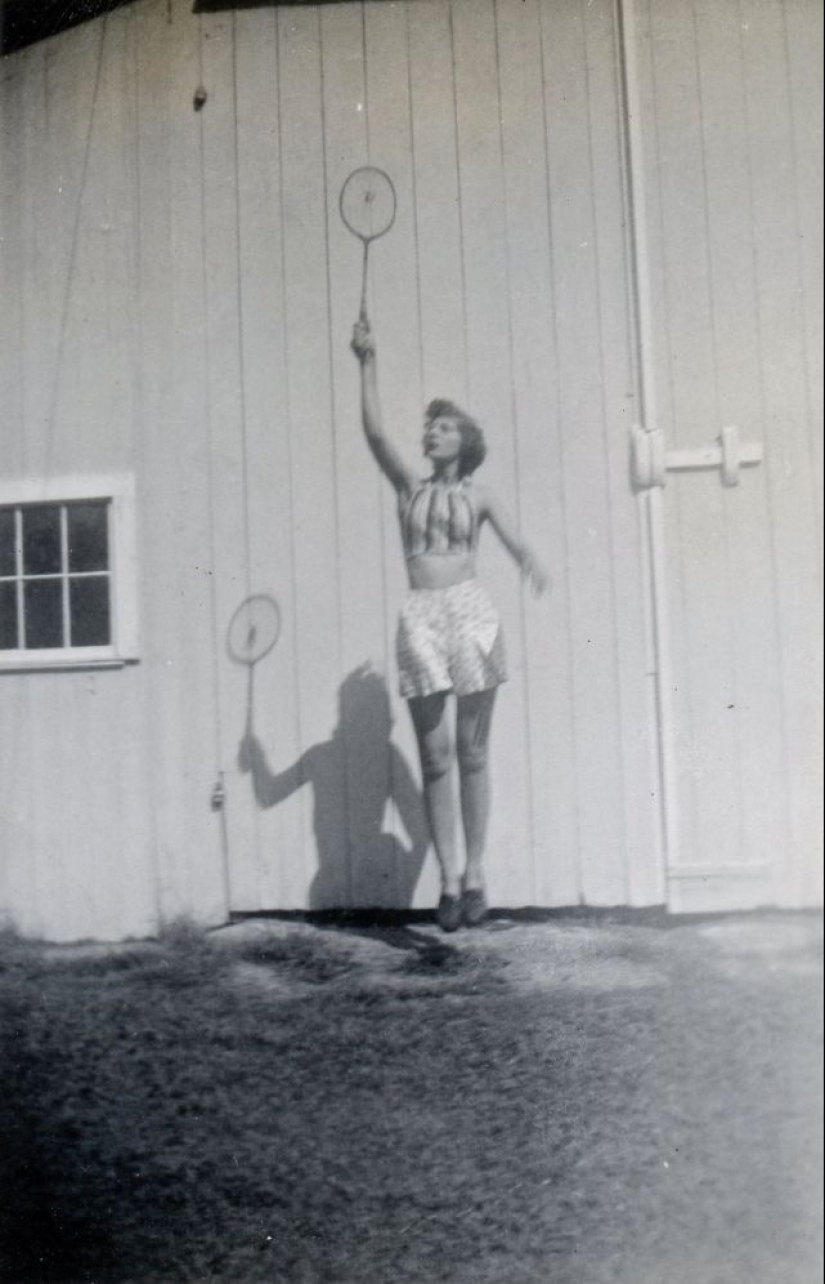 Shorts with a cropped top: the favorite summer outfit of young American women of the 40s