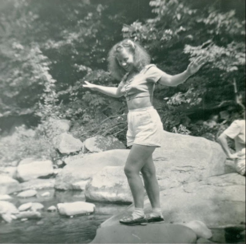 Shorts with a cropped top: the favorite summer outfit of young American women of the 40s