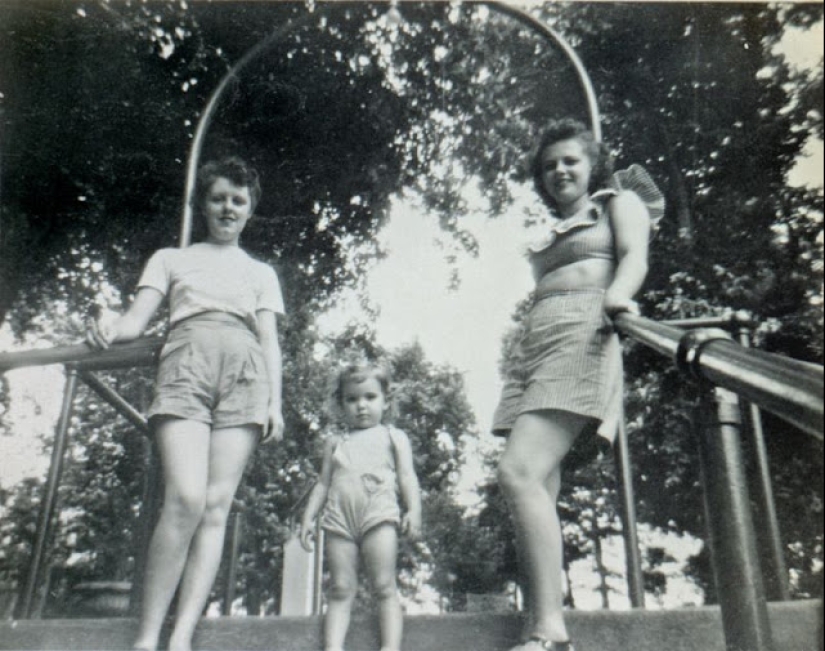 Shorts with a cropped top: the favorite summer outfit of young American women of the 40s