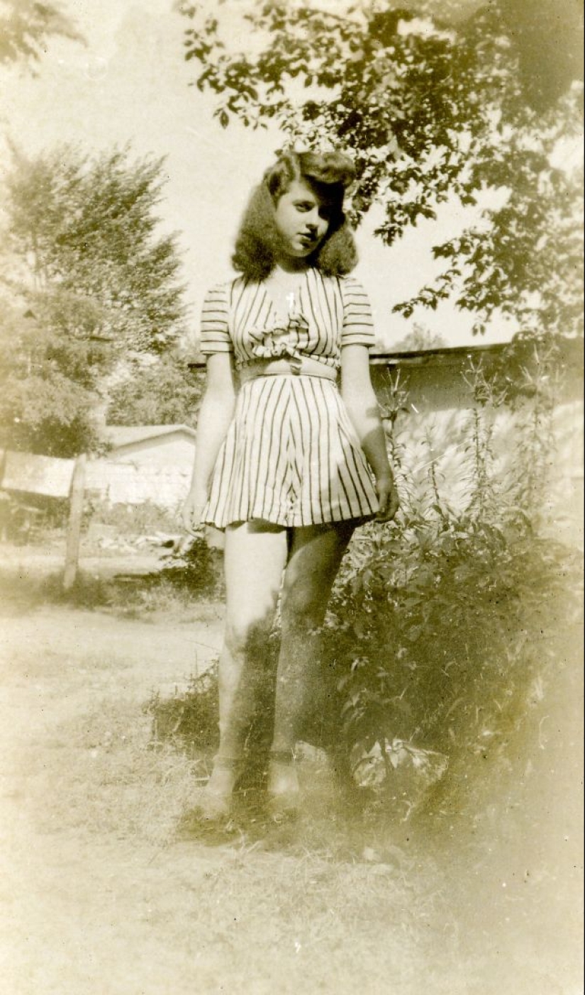 Shorts with a cropped top: the favorite summer outfit of young American women of the 40s