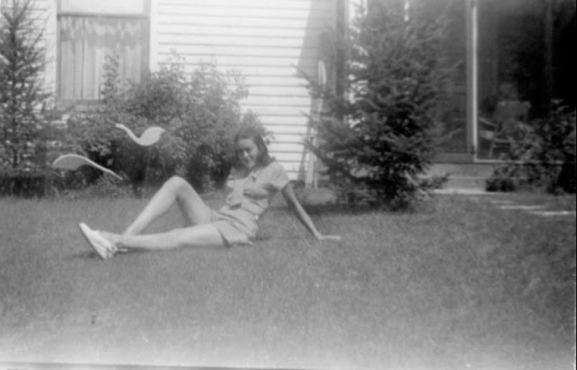 Shorts with a cropped top: the favorite summer outfit of young American women of the 40s