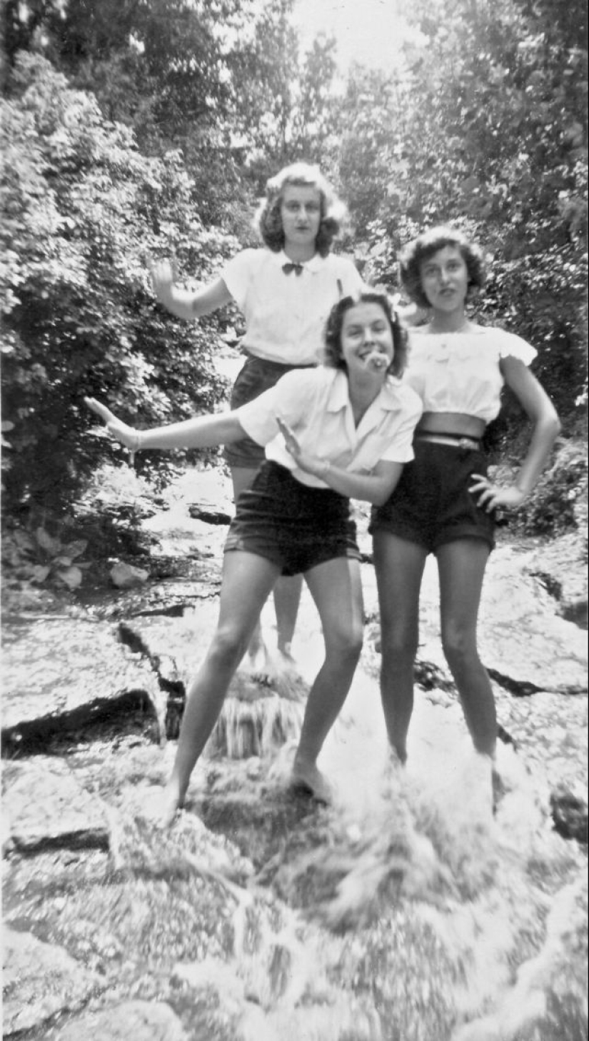 Shorts with a cropped top: the favorite summer outfit of young American women of the 40s