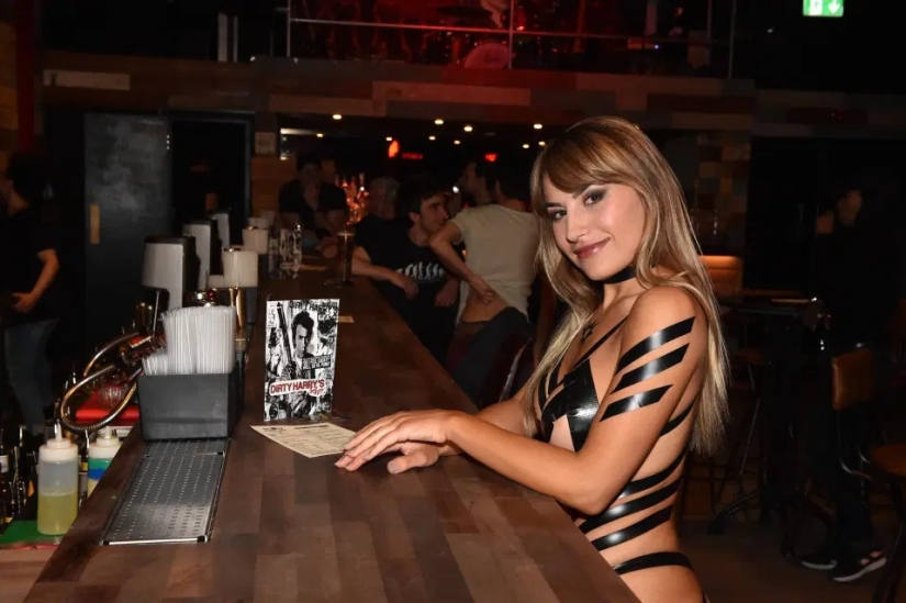 Sin ropa y sin vergüenza: cómo una mujer británica fue al pub en un bikini hecho de escocés