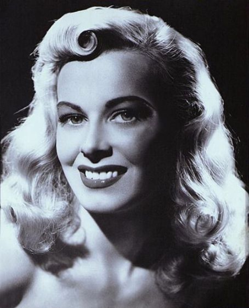 Sira Marti is the first burlesque star from Switzerland Sira Marti is the first burlesque star from Switzerland