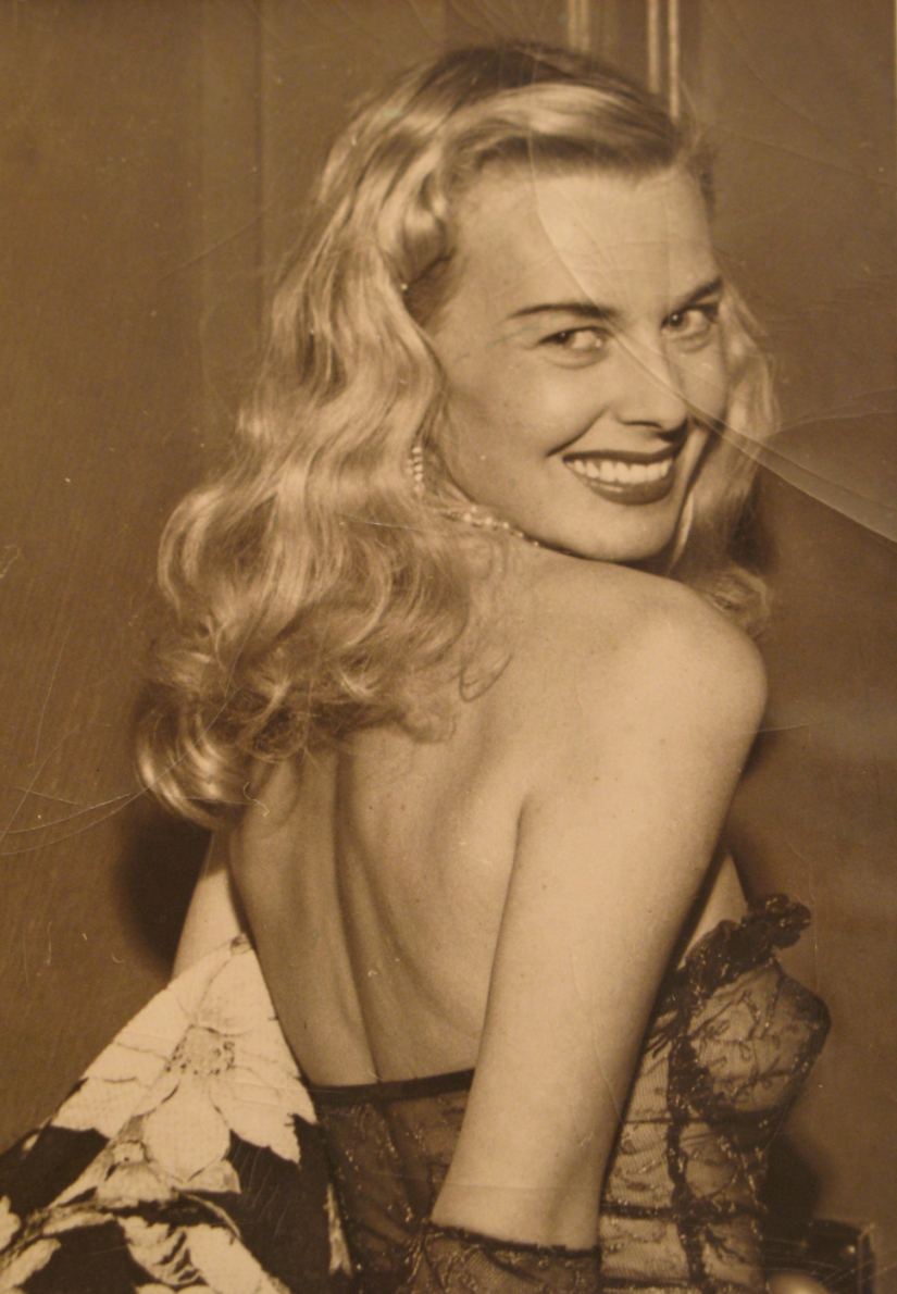 Sira Marti is the first burlesque star from Switzerland Sira Marti is the first burlesque star from Switzerland
