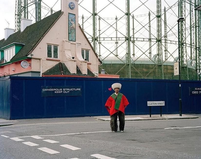 Small worlds of London: emigrants in national costumes