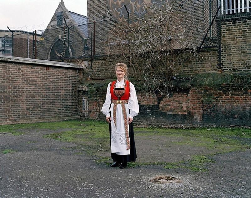 Small worlds of London: emigrants in national costumes